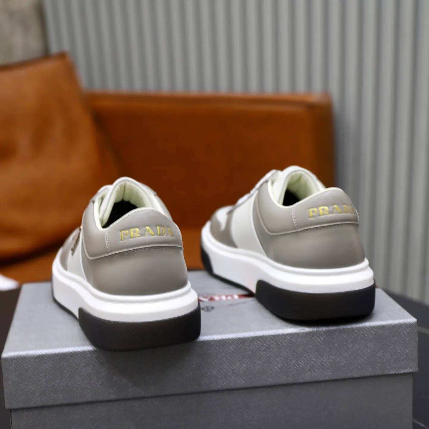Factory price: 720💰Top original order Brand: PRADA (Prada) Standard code: Men's size 38/44 (45 can be customized) Grade: Same as the official website Material: Original cowhide stitching imported cowhide lining Original combination two-color wear-resistant soft outsole Style category: Leisure and sports version Young fashion European and American trend British style Color: Actual picture color